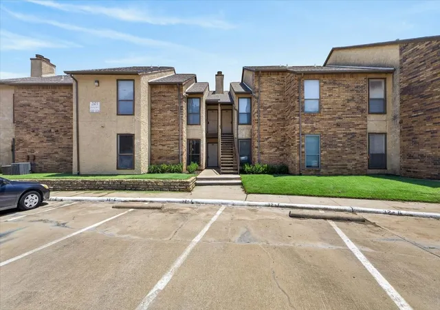 Listing Photo 3 - Condo for sale in building located at 2103 Friendly Dr, Arlington, TX 76011 - Unit #3211