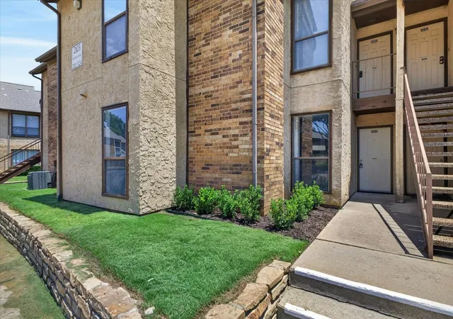 Listing Photo 5 - Condo for sale in building located at 2103 Friendly Dr, Arlington, TX 76011 - Unit #3211