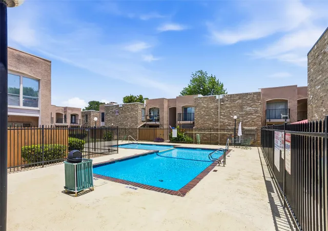 Listing Photo 2 - Condo for sale in building located at 5540 Boca Raton Blvd, Fort Worth, TX 76112 - Unit #181
