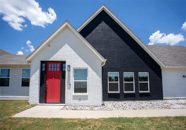 Photo 2 of Single family home for sale at 311 Dobbs Trl, Springtown, TX 76082 | MLS# 21318910 | Listing updated on 2026-07-18