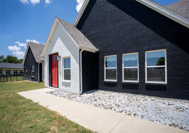 Photo 3 of Single family home for sale at 311 Dobbs Trl, Springtown, TX 76082 | MLS# 21318910 | Listing updated on 2026-07-18
