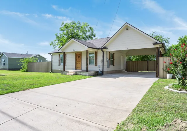 Homes for sale in Mineral Wells, TX | 205 Sw 11th St, Mineral Wells, TX 76067 | MLS# 21317148