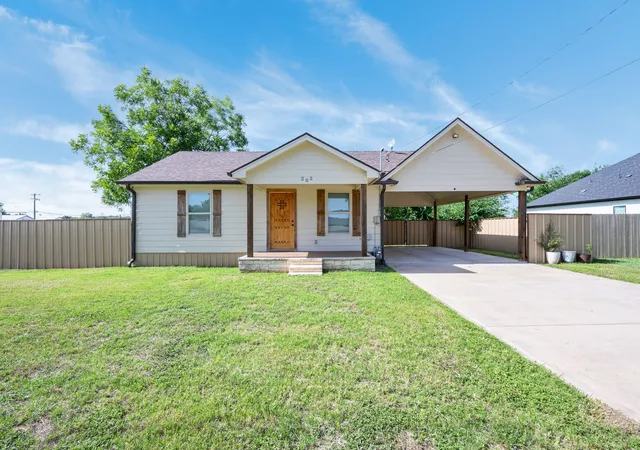 Homes for sale in Mineral Wells, TX | 205 Sw 11Th St, Mineral Wells, TX 76067 | MLS# 21317148