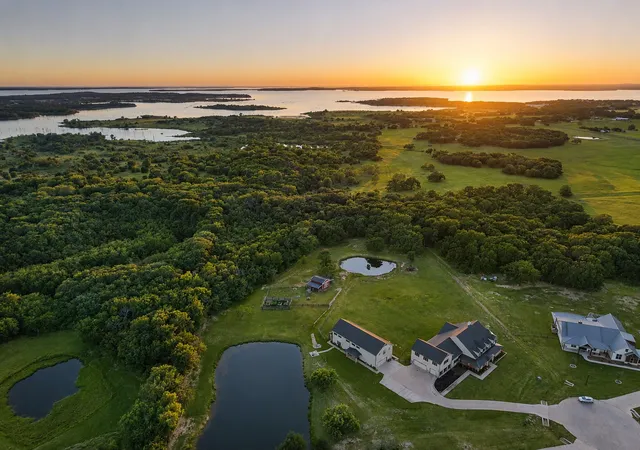 Photo 1 of Mansion for sale at 985 Vest Ln, Pilot Point, TX 76258 | MLS# 21315075 | Listing updated on 2026-08-26