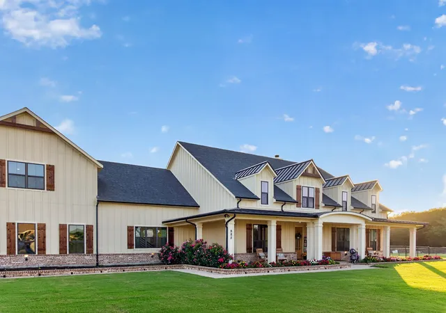 Photo 4 of Single family home for sale at 985 Vest Ln, Pilot Point, TX 76258 | MLS# 21315075 | Listing updated on 2026-08-26