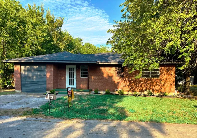Homes for sale in Gainesville, TX | 1108 Locust St, Gainesville, TX 76240 | MLS# 21320578