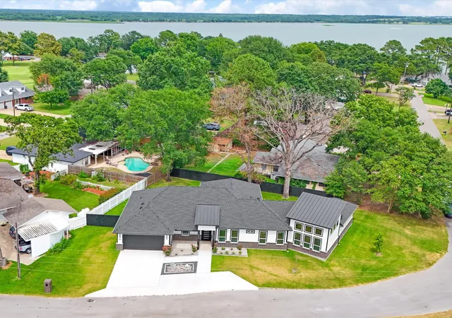Photo 3 of Single family home for sale at 18508 Hickory Cir, Kemp, TX 75143 | MLS# 21319117 | Listing updated on 2026-08-27