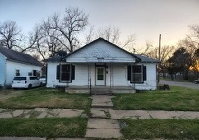 Photo 1 of Single family home for sale at 1001 S 16 St, Waco, TX 76706 | MLS# 21320641 | Listing updated on 2026-08-22