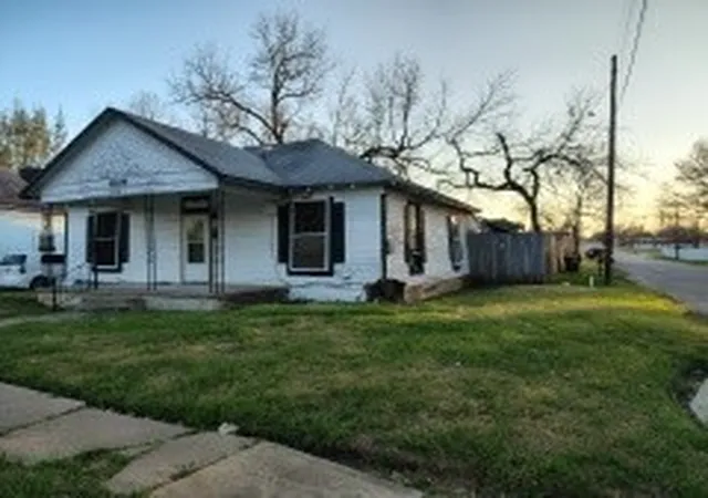 Photo 3 of Single family home for sale at 1001 S 16 St, Waco, TX 76706 | MLS# 21320641 | Listing updated on 2026-08-22
