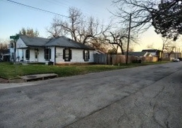 Photo 4 of Single family home for sale at 1001 S 16 St, Waco, TX 76706 | MLS# 21320641 | Listing updated on 2026-08-22