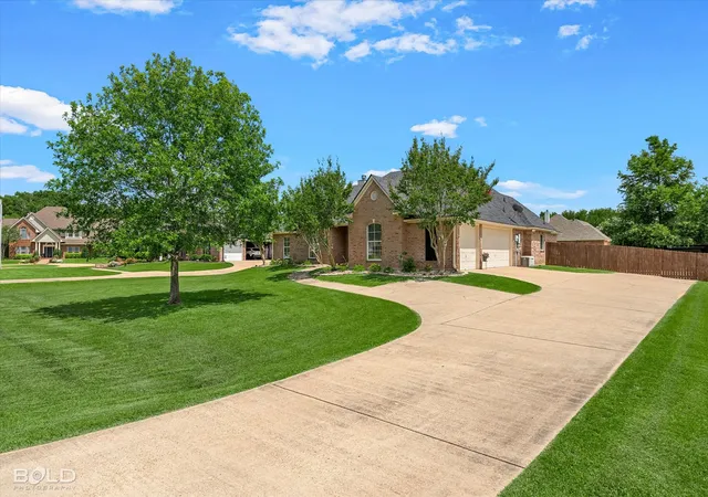 Photo 3 of Sale Pending at 212 Woodrun Pl, Bossier City, LA 71111 | MLS# 21319162 | Listing updated on 2026-07-24