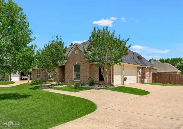Photo 3 of Sale Pending at 212 Woodrun Pl, Bossier City, LA 71111 | MLS# 21319162 | Listing updated on 2026-07-24