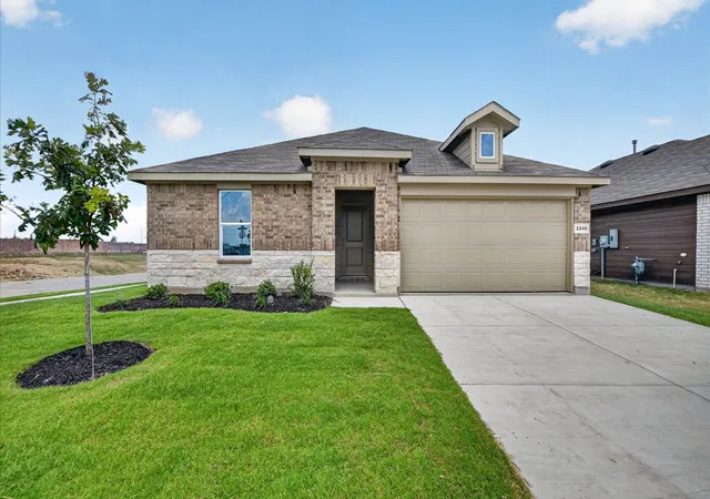 Photo 1 of Sale Pending at 822 King's Wy, Hillsboro, TX 76645 | MLS# 21318740 | Listing updated on 2026-08-10