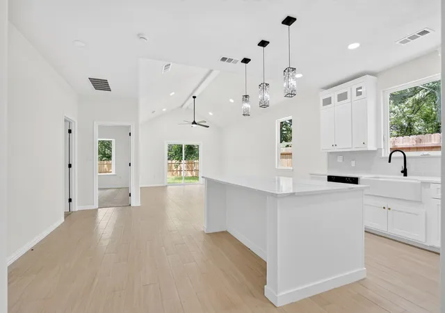 Photo 3 of Single family home for sale at 373 5th St Nw, Paris, TX 75460 | MLS# 21320507 | Listing updated on 2026-10-05