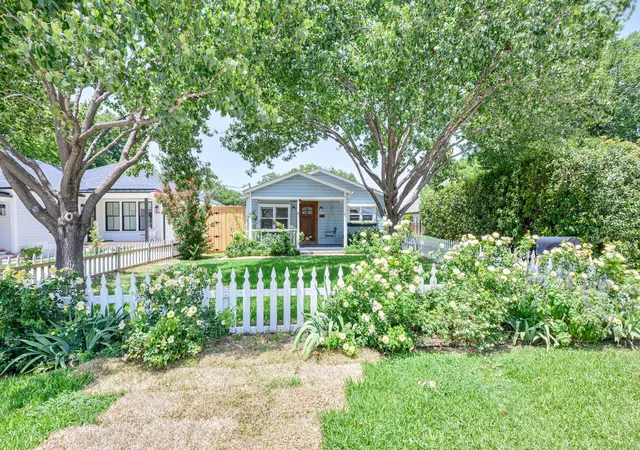 Homes for sale in Grapevine, TX | 613 E Worth St, Grapevine, TX 76051 | MLS# 21320492