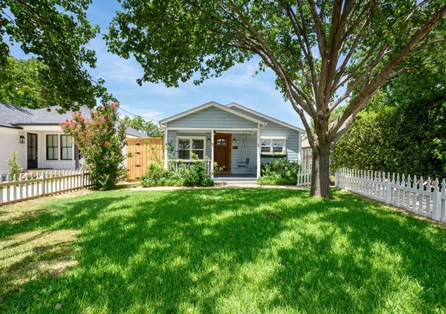 Homes for sale in Grapevine, TX | 613 E Worth St, Grapevine, TX 76051 | MLS# 21320492
