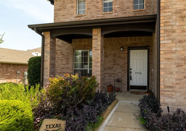 Photo 4 of Single family home for sale at 5916 Wisdom Creek Dr, Dallas, TX 75249 | MLS# 21318552 | Listing updated on 2026-10-04