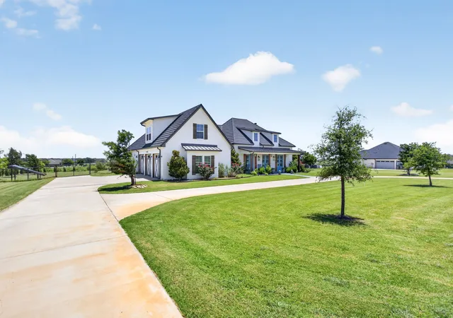 Photo 2 of Single family home for sale at 3008 Perkins Ln, Weatherford, TX 76088 | MLS# 21320691 | Listing updated on 2026-09-29
