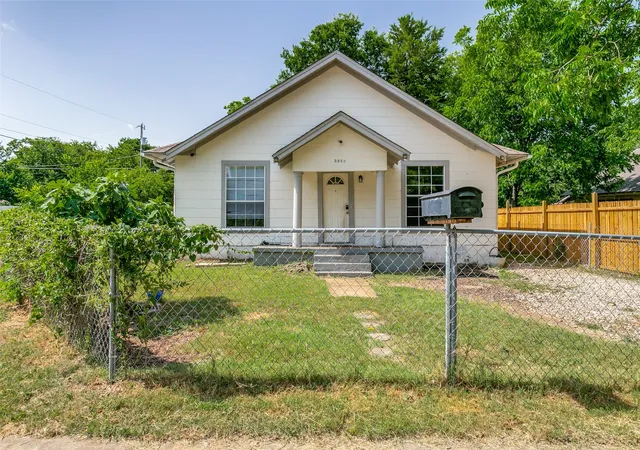 Photo 1 of Single family home for sale at 3332 Avenue I, Fort Worth, TX 76105 | MLS# 21317436 | Listing updated on 2026-08-28