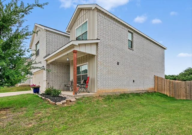 Photo 3 of Single family home for sale at 304 Lowery Oaks Trl, Fort Worth, TX 76120 | MLS# 21298508 | Listing updated on 2026-07-20