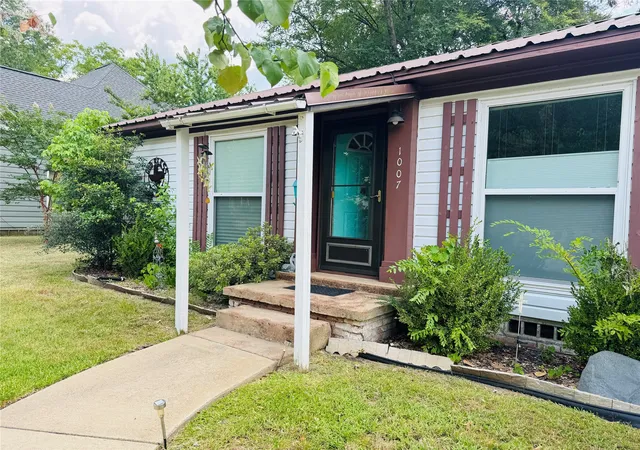 Photo 2 of Sale Pending at 1007 N Johnson St, Mineola, TX 75773 | MLS# 21320317 | Listing updated on 2026-09-24