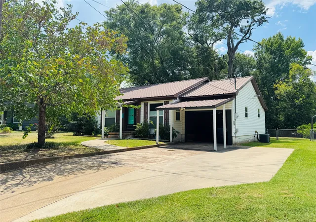 Photo 3 of Sale Pending at 1007 N Johnson St, Mineola, TX 75773 | MLS# 21320317 | Listing updated on 2026-09-24