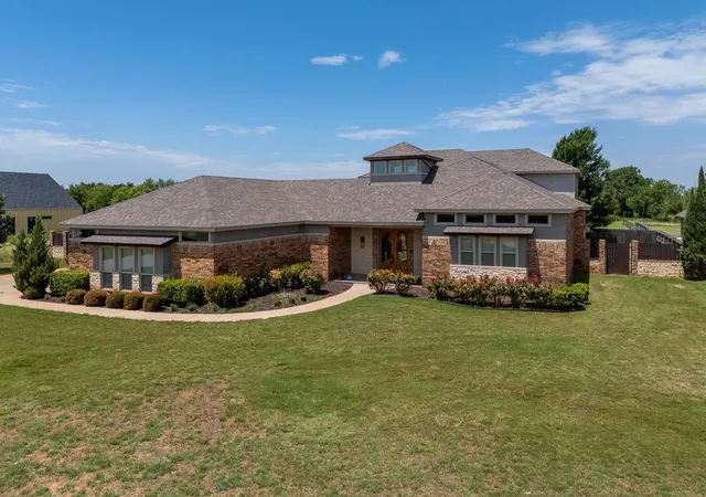 Photo 1 of Single family home for sale at 302 Southwind Cir, Abilene, TX 79602 | MLS# 21315546 | Listing updated on 2026-08-20