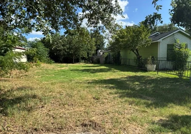 Photo 1 of Sale Pending at 2023 Angelina Dr, Dallas, TX 75212 | MLS# 21320827 | Listing updated on 2026-08-10