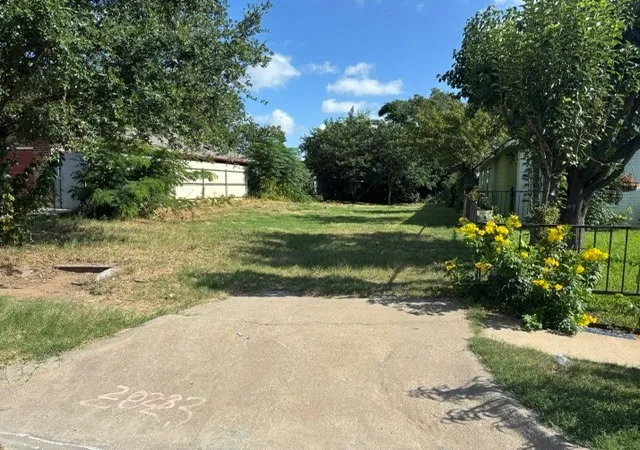 Photo 2 of Sale Pending at 2023 Angelina Dr, Dallas, TX 75212 | MLS# 21320827 | Listing updated on 2026-08-10