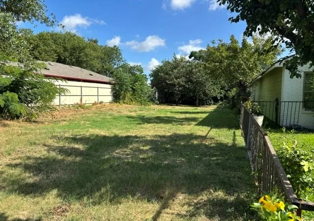 Photo 3 of Sale Pending at 2023 Angelina Dr, Dallas, TX 75212 | MLS# 21320827 | Listing updated on 2026-08-10