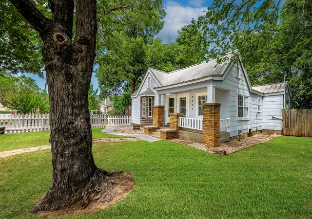 Photo 3 of Sale Pending at 214 Churchill Rd, Fort Worth, TX 76114 | MLS# 21320878 | Listing updated on 2026-08-31