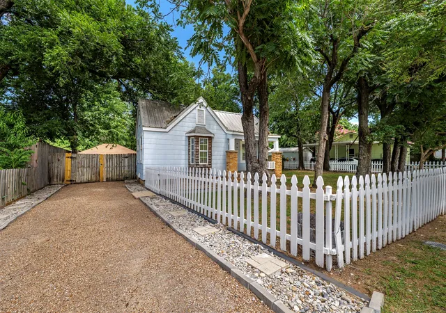 Photo 3 of Sale Pending at 214 Churchill Rd, Fort Worth, TX 76114 | MLS# 21320878 | Listing updated on 2026-08-31