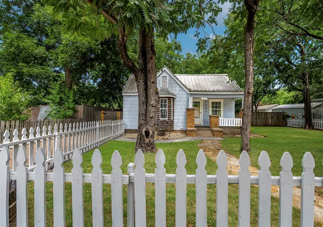 Photo 4 of Sale Pending at 214 Churchill Rd, Fort Worth, TX 76114 | MLS# 21320878 | Listing updated on 2026-08-31