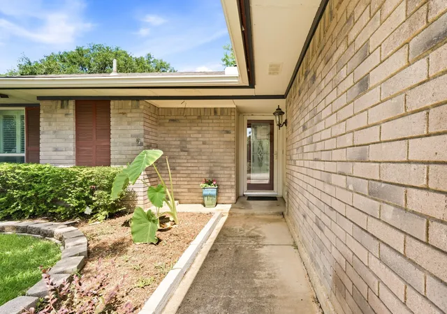 Photo 2 of Single family home for sale at 2507 Poppy Ln, Euless, TX 76039 | MLS# 21319382 | Listing updated on 2026-07-14