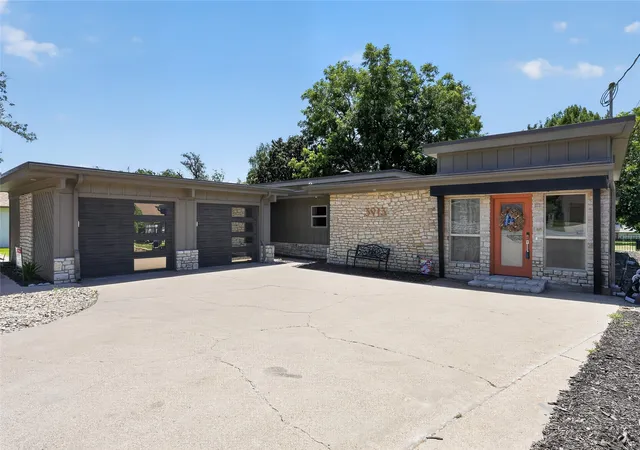 Photo 2 of Single family home for sale at 3913 Fairway Dr, Granbury, TX 76049 | MLS# 21320960 | Listing updated on 2026-08-26