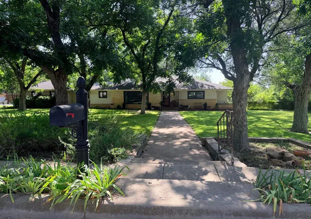 1st image of 804 N Elm St, Comanche, TX 76442 | MLS# 21320924