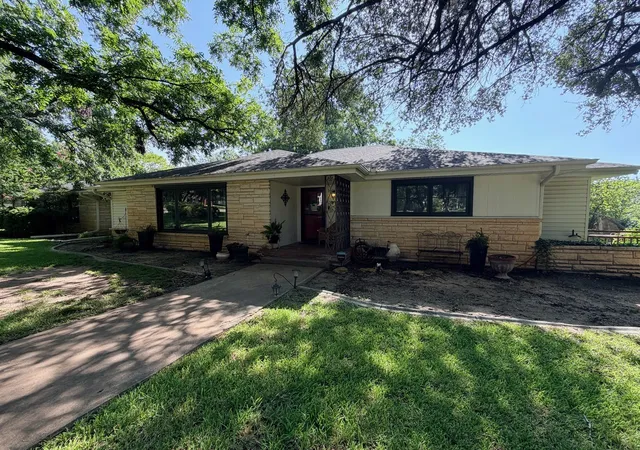 2nd image of 804 N Elm St, Comanche, TX 76442 | MLS# 21320924