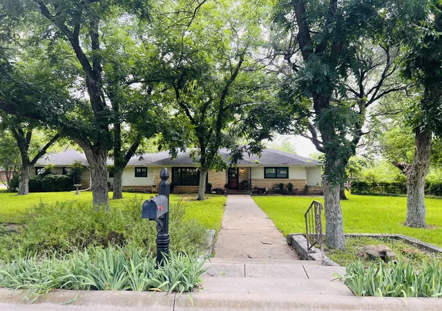 39th image of 804 N Elm St, Comanche, TX 76442 | MLS# 21320924