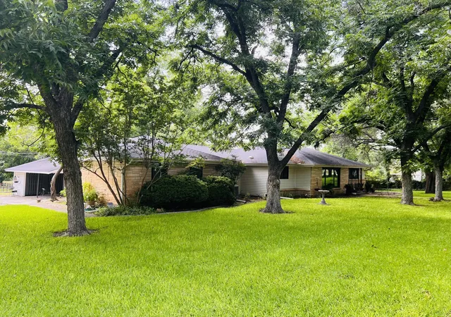 3rd image of 804 N Elm St, Comanche, TX 76442 | MLS# 21320924