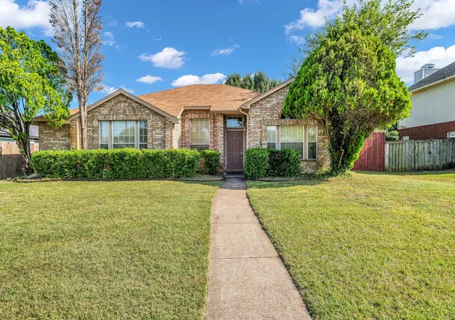Photo 1 of Sale Pending at 810 Moore St, Cedar Hill, TX 75104 | MLS# 21321041 | Listing updated on 2026-07-22