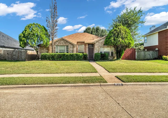 Photo 2 of Sale Pending at 810 Moore St, Cedar Hill, TX 75104 | MLS# 21321041 | Listing updated on 2026-07-22