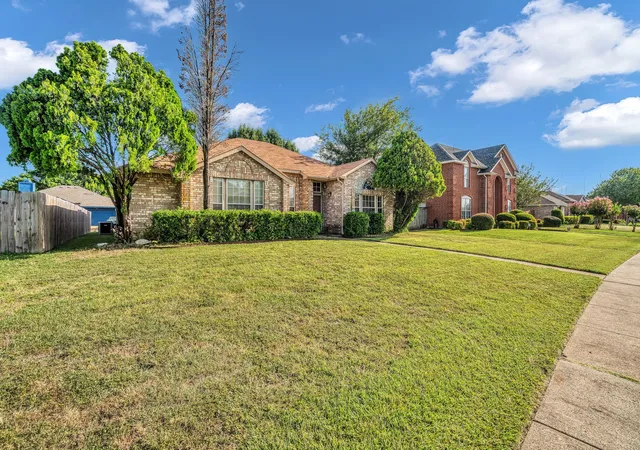 Photo 3 of Sale Pending at 810 Moore St, Cedar Hill, TX 75104 | MLS# 21321041 | Listing updated on 2026-07-22