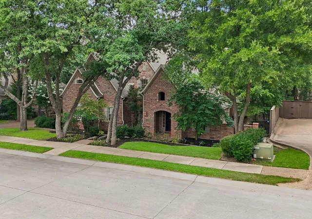Photo 2 of Single family home for sale at 706 Wentwood Dr, Southlake, TX 76092 | MLS# 21320785 | Listing updated on 2026-08-27