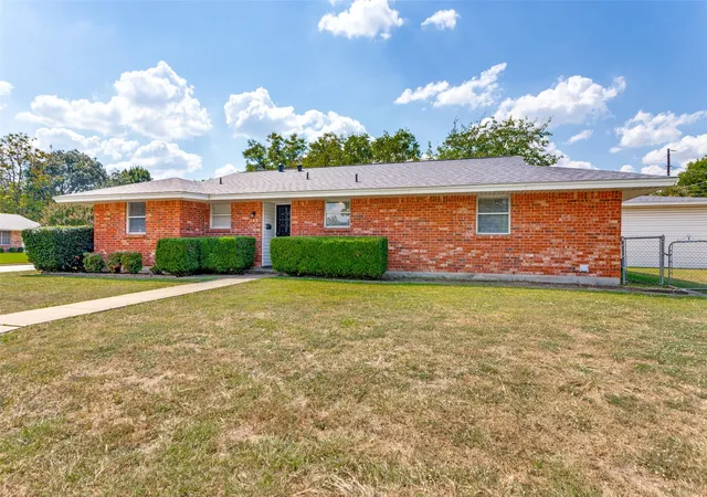 Photo 3 of Single family home for sale at 240 Smith St, Burleson, TX 76028 | MLS# 21321103 | Listing updated on 2026-08-22