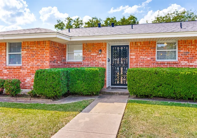 Photo 3 of Single family home for sale at 240 Smith St, Burleson, TX 76028 | MLS# 21321103 | Listing updated on 2026-08-22