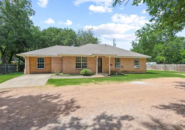 Photo 3 of Single family home for sale at 207 W South St, Whitesboro, TX 76273 | MLS# 21320607 | Listing updated on 2026-10-05