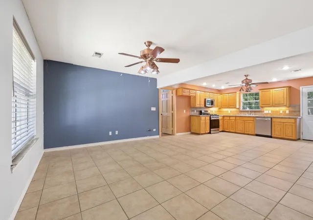 Photo 3 of Single family home for sale at 207 W South St, Whitesboro, TX 76273 | MLS# 21320607 | Listing updated on 2026-10-05