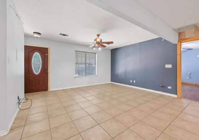Photo 4 of Single family home for sale at 207 W South St, Whitesboro, TX 76273 | MLS# 21320607 | Listing updated on 2026-10-05