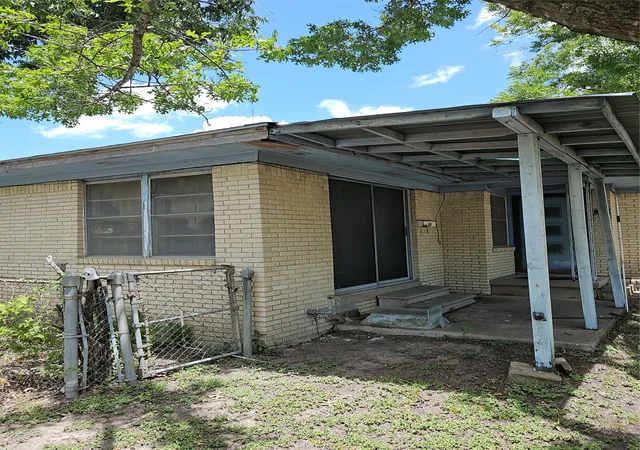 Homes for sale in Mexia, TX | 310 W Milam St, Mexia, TX 76667 | MLS# 21320168