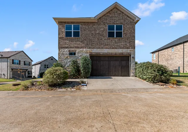 Photo 2 of Single family home for sale at 172 Marina Dr, Mabank, TX 75156 | MLS# 21317237 | Listing updated on 2026-07-22
